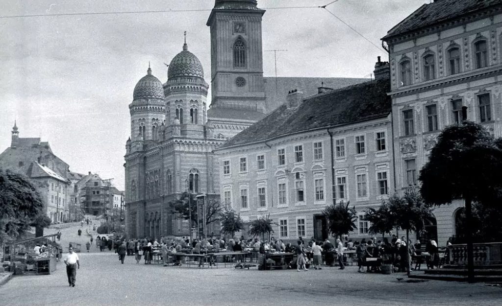 Bratislava, neologická synagóga, Rybné námestie s Dómom sv. Martinačelne