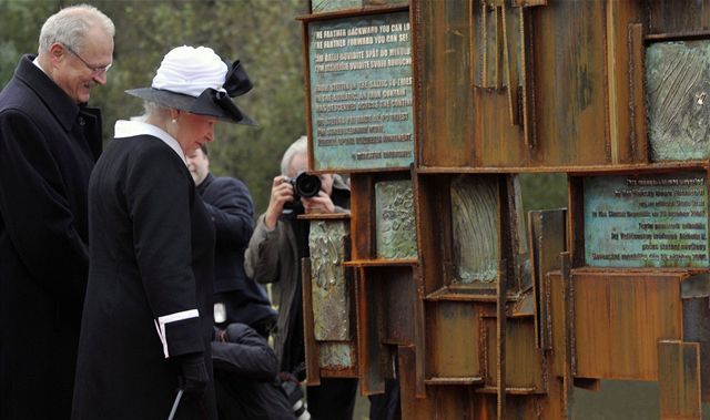 Britská kráľovná Alžbeta II. počas odhalenia pamätníka na hrade Devín.