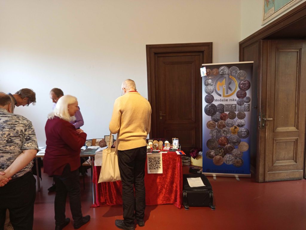 Naľavo British Art Medal Society BAMS secretary Janet Larkin, napravo lotyššký medailér Jānis Strupulis (1949)
