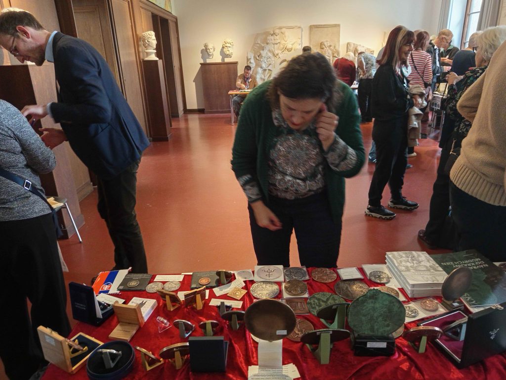 Naľavo konzervátor Dr. David Weidgenannt zo Staatliche Münzsammlung München, organizátor FIDEM-u v Mníchove, v pozadí napravo v okuliaroch nová prezidentka (2025-) FIDEM-u Susan Taylor, kanadská autorka mincí a medailí 